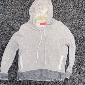 Hoodie / long sleeve sweater